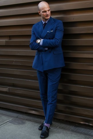 С чем носить темно-синий нагрудный платок с "огурцами" в деловом стиле: Темно-синий костюм в вертикальную полоску в паре с темно-синим нагрудным платком с "огурцами" поможет выразить твою индивидуальность и выделиться из серой массы. Завершив образ черными кожаными монками с двумя ремешками, можно получить поразительный результат.