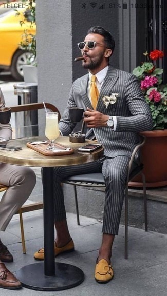 С чем носить горчичный галстук за 40 лет мужчине лето: Темно-серый костюм в вертикальную полоску в сочетании с горчичным галстуком поможет создать стильный и мужественный ансамбль. Если тебе нравится более удобная обувь, останови свой выбор на горчичных кожаных монках с двумя ремешками. Как видишь, это очень удобное и несложное сочетание для солнечной погоды.