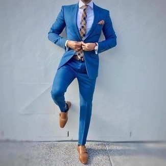 С чем носить светло-коричневый галстук в шотландскую клетку мужчине в теплую погоду в деловом стиле: Комбо из синего костюма и светло-коричневого галстука в шотландскую клетку поможет воссоздать строгий деловой стиль. Тебе нравятся дерзкие сочетания? Можешь дополнить свой образ светло-коричневыми кожаными монками с двумя ремешками.