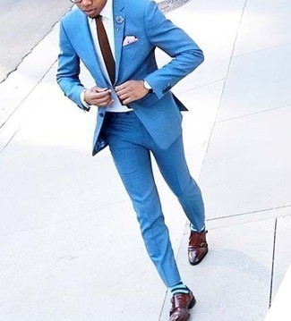 С чем носить голубые носки мужчине: Бирюзовый костюм и голубые носки — неотъемлемые вещи в гардеробе парней с хорошим вкусом в одежде. Думаешь привнести в этот лук нотку элегантности? Тогда в качестве дополнения к этому образу, стоит выбрать темно-коричневые кожаные монки с двумя ремешками.
