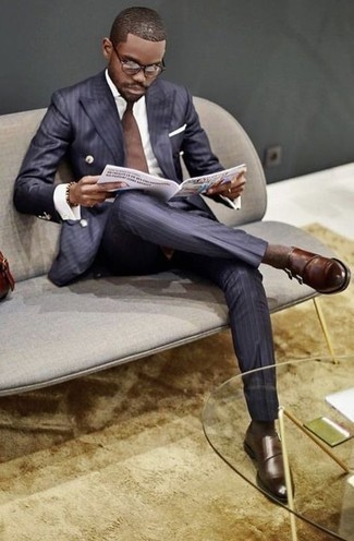 С чем носить светло-коричневый браслет из бисера в 30 лет мужчине: Темно-синий костюм в вертикальную полоску и светло-коричневый браслет из бисера — прекрасный вариант, если ты хочешь создать простой, но в то же время стильный мужской образ. Очень органично здесь будут смотреться темно-коричневые кожаные монки с двумя ремешками.