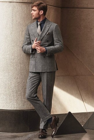 С чем носить серый галстук мужчине лето: Серый костюм в шотландскую клетку выглядит отлично в паре с серым галстуком. Создать интересный контраст с остальными вещами из этого лука помогут темно-коричневые кожаные монки с двумя ремешками. Разумеется, подобное сочетание станет прекрасной идеей в жаркий летний день.