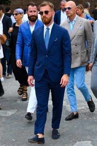 С чем носить синий галстук мужчине: Сочетание темно-синего костюма в вертикальную полоску и синего галстука — великолепный пример делового городского стиля. Этот лук отлично дополнят темно-синие замшевые монки с двумя ремешками.