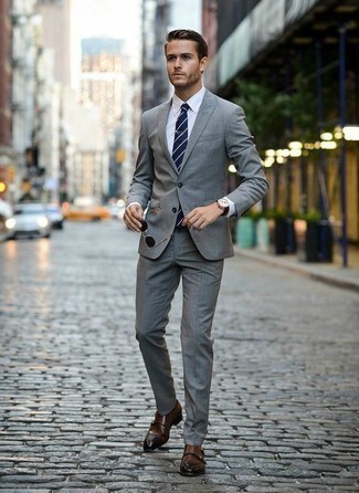 С чем носить галстук в 20 лет мужчине: Комбо из серого костюма и галстука поможет исполнить строгий деловой стиль. Коричневые кожаные монки с двумя ремешками обеспечат удобство в течение всего дня.