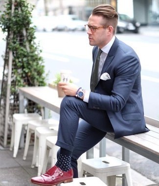 С чем носить темно-сине-белые носки в горошек мужчине: Сочетание темно-синего костюма и темно-сине-белых носков в горошек позволит создать необыденный мужской лук в повседневном стиле. Хотел бы привнести сюда немного эффектности? Тогда в качестве обуви к этому ансамблю, выбери красные кожаные монки с двумя ремешками.