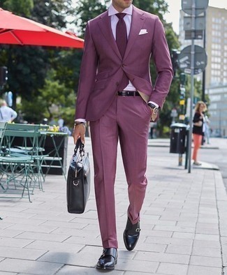 С чем носить темно-пурпурный галстук в 30 лет мужчине в деловом стиле: Для создания строгого мужского вечернего ансамбля прекрасно подойдет пурпурный костюм и темно-пурпурный галстук. Выбирая обувь, можно немного пофантазировать и дополнить образ черными кожаными монками с двумя ремешками.