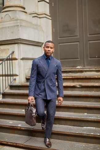 С чем носить темно-коричневую сумку в 20 лет мужчине в теплую погоду в деловом стиле: Темно-синий костюм и темно-коричневая сумка — идеальный образ, если ты хочешь создать расслабленный, но в то же время модный мужской образ. Если тебе нравится использовать в своих образах разные стили, на ноги можно надеть коричневые кожаные монки с двумя ремешками.