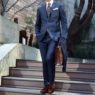 С чем носить коричневый галстук в 30 лет мужчине: Ты будешь выглядеть безукоризненно в темно-синем костюме в вертикальную полоску и коричневом галстуке. Почему бы не привнести в этот образ немного фривольности с помощью коричневых замшевых монок с двумя ремешками?