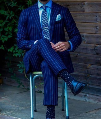 С чем носить темно-сине-белые носки в горошек мужчине: Темно-синий костюм в вертикальную полоску и темно-сине-белые носки в горошек — хороший вариант, если ты ищешь простой, но в то же время модный мужской лук. Любишь экспериментировать? Дополни лук темно-синими кожаными монками с двумя ремешками.