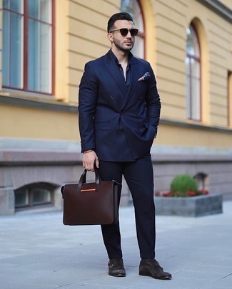 С чем носить темно-синюю классическую рубашку в 30 лет мужчине в деловом стиле: Сочетание темно-синей классической рубашки и темно-синего костюма уместно для воплощения делового образа. Тебе нравятся незаурядные сочетания? Заверши свой образ темно-коричневыми замшевыми монками с двумя ремешками.