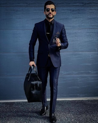 С чем носить шелковый галстук мужчине: Комбо из темно-синего костюма и шелкового галстука поможет составить выразительный мужской лук. Такой образ несложно приспособить к повседневным реалиям, если надеть в паре с ним черные кожаные монки с двумя ремешками.