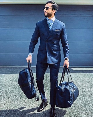 С чем носить синюю дорожную сумку мужчине лето в деловом стиле: Темно-синий костюм в шотландскую клетку и синяя дорожная сумка будут гармонично смотреться в стильном гардеробе самых избирательных парней. Хотел бы сделать лук немного элегантнее? Тогда в качестве дополнения к этому луку, обрати внимание на черные кожаные монки с двумя ремешками. Как по нам, так это замечательная идея для жаркой погоды.
