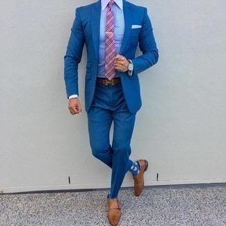 Как носить бело-синюю классическую рубашку в вертикальную полоску с синим костюмом: Комбо из синего костюма и бело-синей классической рубашки в вертикальную полоску поможет примерить на себя строгий деловой стиль. Что касается обуви, коричневые кожаные монки с двумя ремешками — наиболее подходящий вариант.