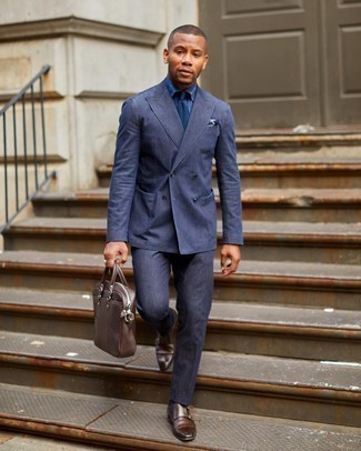 Модный лук: темно-синий костюм, темно-синяя классическая рубашка, темно-коричневые кожаные монки с двумя ремешками, темно-коричневый кожаный портфель
