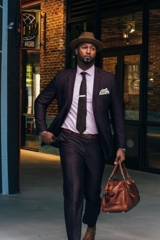 С чем носить темно-коричневый галстук мужчине в деловом стиле: Темно-пурпурный костюм в сочетании с темно-коричневым галстуком позволит примерить на себя строгий деловой стиль. Тебе нравятся дерзкие решения? Можешь закончить свой ансамбль коричневыми кожаными монками с двумя ремешками.