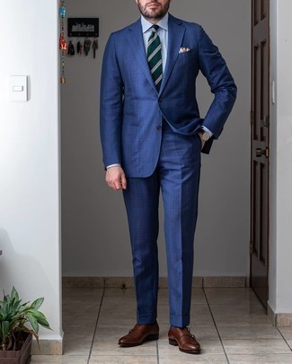 С чем носить темно-зеленый галстук в горизонтальную полоску мужчине лето в деловом стиле: Несмотря на то, что этот образ довольно классический, образ из темно-синего костюма в шотландскую клетку и темно-зеленого галстука в горизонтальную полоску приходится по душе стильным мужчинам, покоряя при этом сердца дамского пола. Если тебе нравится экспериментировать, на ноги можешь надеть темно-коричневые кожаные монки с двумя ремешками. Подобное сочетание вещей выглядит модно и по-летнему.
