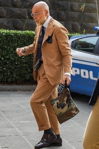 С чем носить оливковую сумку за 40 лет мужчине в деловом стиле: Ансамбль из табачного костюма и оливковой сумки вдохновляет на проявление собственного стиля. Боишься выглядеть несерьезно? Дополни этот лук темно-коричневыми кожаными монками с двумя ремешками.