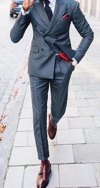 С чем носить красные носки мужчине лето: Темно-синий костюм будет смотреться стильно в сочетании с красными носками. Закончив образ коричневыми кожаными монками с двумя ремешками, можно получить поразительный результат. Пережить летний зной в таком образе будет значительно проще.