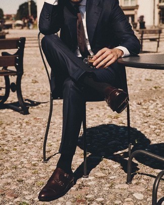 С чем носить темно-коричневый галстук в горошек мужчине: Черный костюм и темно-коричневый галстук в горошек позволят составить выразительный мужской образ. Чтобы добавить в лук чуточку непринужденности , на ноги можно надеть темно-коричневые кожаные монки с двумя ремешками.