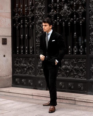 Модный лук: черный бархатный костюм, белая классическая рубашка, темно-коричневые кожаные монки с двумя ремешками, серый вязаный галстук