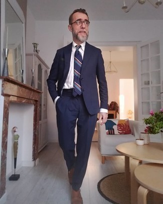 С чем носить темно-синий галстук в горизонтальную полоску за 50 лет мужчине в теплую погоду в деловом стиле: Комбо из темно-синего костюма и темно-синего галстука в горизонтальную полоску позволит исполнить строгий деловой стиль. Коричневые кожаные монки с двумя ремешками обеспечат удобство в течение всего дня.