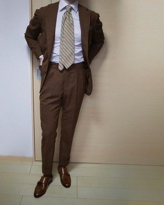 Модный лук: темно-коричневый костюм, серая классическая рубашка в вертикальную полоску, темно-коричневые кожаные монки с двумя ремешками, мятный галстук в горизонтальную полоску