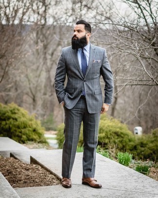 С чем носить синий галстук в горошек в 30 лет мужчине: Сочетание серого костюма в клетку и синего галстука в горошек — воплощение строгого делового стиля. Этот лук неплохо дополнят коричневые кожаные монки с двумя ремешками.