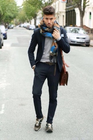 С чем носить разноцветный шарф в 30 лет мужчине: Темно-синий костюм смотрится стильно с разноцветным шарфом. В сочетании с этим ансамблем наиболее уместно смотрятся оливковые низкие кеды.