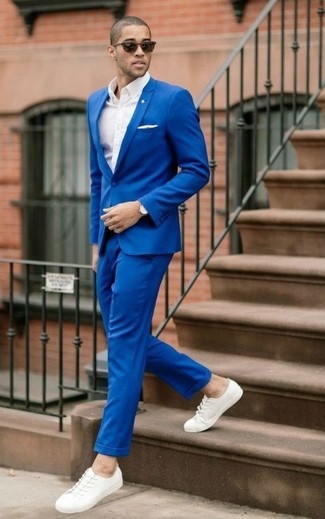 С чем носить золотые часы в 30 лет мужчине в деловом стиле: Синий костюм и золотые часы помогут составить нескучный и модный лук. Белые низкие кеды из плотной ткани становятся великолепным завершением твоего ансамбля.