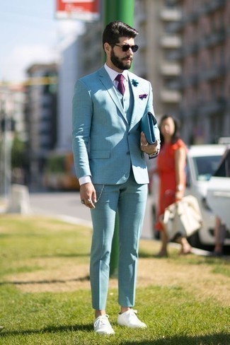 С чем носить темно-пурпурный галстук в 30 лет мужчине в деловом стиле: Голубой костюм и темно-пурпурный галстук позволят создать изысканный мужской образ. Такой лук несложно адаптировать к повседневным нуждам, если закончить его белыми кожаными низкими кедами.