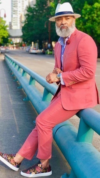 С чем носить белую шляпу мужчине: Ярко-розовый костюм и белая шляпа — выгодные инвестиции в твой гардероб. Вместе с этим ансамблем великолепно будут выглядеть разноцветные кожаные низкие кеды с принтом.