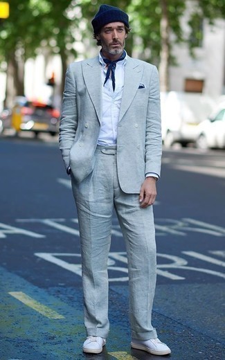 С чем носить белые низкие кеды за 40 лет мужчине в деловом стиле: Голубой костюм и белая классическая рубашка — воплощение изысканного мужского стиля. Любишь дерзкие решения? Тогда закончи свой лук белыми низкими кедами.