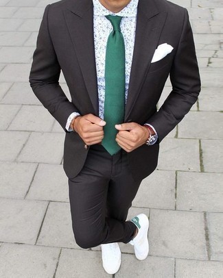 С чем носить темно-зеленый галстук в 30 лет мужчине: Несмотря на то, что это классический образ, дуэт темно-серого костюма и темно-зеленого галстука всегда будет нравиться стильным мужчинам, но также покоряет при этом сердца дамского пола. Что касается обуви, можешь отдать предпочтение комфорту и надеть на ноги бело-зеленые низкие кеды из плотной ткани.