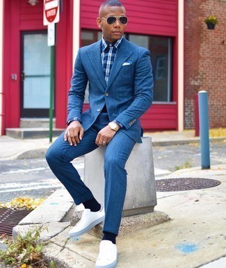 Какие классические рубашки носить с синим костюмом в стиле смарт-кэжуал: Синий костюм смотрится стильно в тандеме с классической рубашкой. Что касается обуви, можешь отдать предпочтение практичности и надеть белые низкие кеды из плотной ткани.
