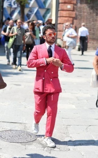 С чем носить красные солнцезащитные очки в 30 лет мужчине в деловом стиле: Ярко-розовый костюм и красные солнцезащитные очки могут стать мудрыми инвестициями в твой гардероб. Вкупе с этим образом удачно будут смотреться белые низкие кеды из плотной ткани.