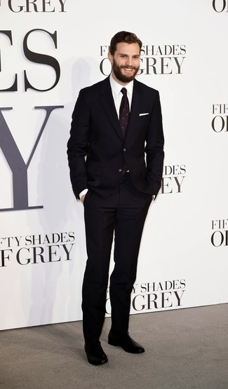 Как Jamie Dornan носит Черный костюм, Белая классическая рубашка, Черные кожаные оксфорды, Темно-пурпурный галстук с принтом