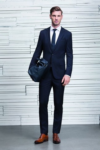 С чем носить темно-синий галстук в 30 лет мужчине в теплую погоду в деловом стиле: Темно-синий костюм в клетку и темно-синий галстук — это один из тех мужских ансамблей, от которого у дам просто перехватывает дыхание. Если сочетание несочетаемого импонирует тебе не меньше, чем проверенная классика, заверши свой образ коричневыми кожаными оксфордами.