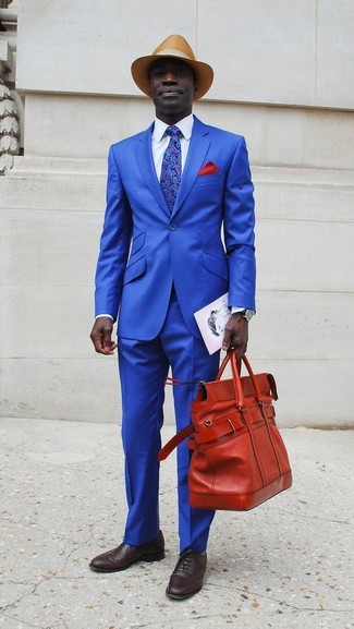 С чем носить синий галстук с "огурцами" мужчине: Ты будешь выглядеть отменно в синем костюме и синем галстуке с "огурцами". темно-коричневые кожаные оксфорды добавят луку легкой небрежности и динамичности.