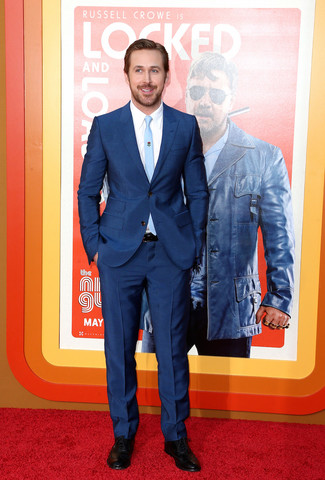 Как Ryan Gosling носит Темно-синий костюм, Белая классическая рубашка, Черные кожаные оксфорды, Голубой галстук