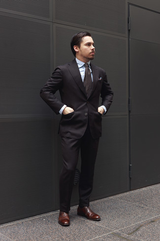 С чем носить табачный галстук с принтом в 30 лет мужчине в теплую погоду: Черный костюм и табачный галстук с принтом — идеальный образ для мероприятия в фешенебельном заведении. Если ты любишь экспериментировать, на ноги можешь надеть темно-коричневые кожаные оксфорды.