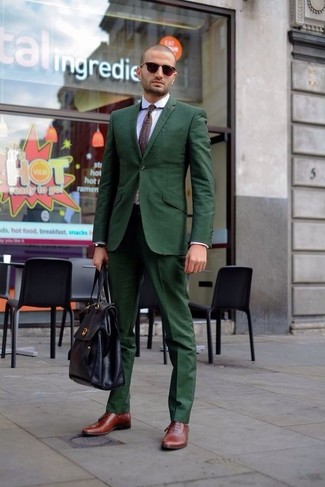 Модный лук: темно-зеленый костюм, белая классическая рубашка, темно-коричневые кожаные оксфорды, черный кожаный портфель