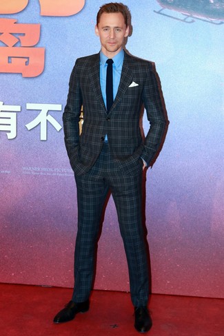 Как Tom Hiddleston носит Темно-синий костюм в клетку, Синяя классическая рубашка, Черные кожаные оксфорды, Черный галстук