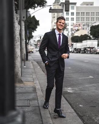 С чем носить темно-пурпурный галстук в 30 лет мужчине в деловом стиле: Сочетание черного костюма и темно-пурпурного галстука поможет создать модный и привлекательный лук. Пара черных кожаных оксфордов добавит облику расслабленности и дерзости.