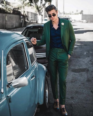 С чем носить темно-зеленый костюм лето: Темно-зеленый костюм и темно-синяя классическая рубашка позволят составить эффектный мужской лук. Коричневые кожаные оксфорды станут хорошим завершением твоего образа. Такой лук обеспечивает комфорт и удобство в жару.