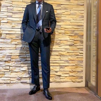 С чем носить голубой галстук в горизонтальную полоску мужчине в деловом стиле: Для воплощения изысканного мужского вечернего образа великолепно подойдет черный костюм и голубой галстук в горизонтальную полоску. Этот лук неплохо дополнят черные кожаные оксфорды.