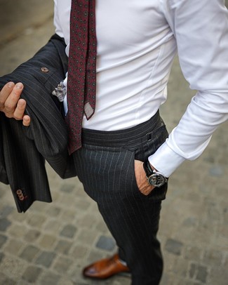 С чем носить красно-темно-синий галстук с принтом мужчине: Темно-серый костюм в вертикальную полоску смотрится стильно в сочетании с красно-темно-синим галстуком с принтом. Коричневые кожаные оксфорды становятся классным завершением твоего образа.