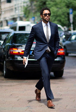 Модный лук: темно-синий костюм, белая классическая рубашка, коричневые кожаные оксфорды, серый галстук