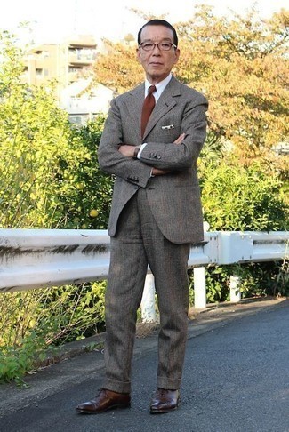 С чем носить темно-серый костюм в шотландскую клетку за 60 лет весна в деловом стиле: Темно-серый костюм в шотландскую клетку и белая классическая рубашка — великолепный пример изысканного мужского стиля. Темно-коричневые кожаные оксфорды становятся отличным дополнением к твоему образу. Когда зима отступает и сменяется весной, подобное сочетание окажется по вкусу самым избирательным молодым людям.