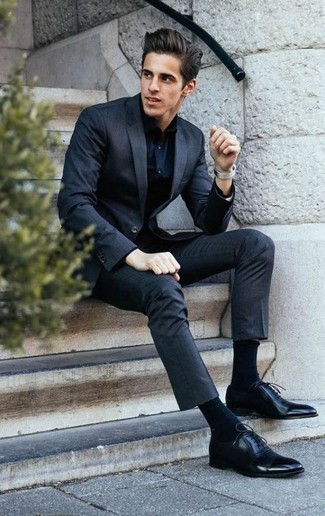 Как носить черную классическую рубашку с серым костюмом: Сочетание серого костюма и черной классической рубашки поможет создать стильный и элегантный лук. Вкупе с этим образом выигрышно будут смотреться черные кожаные оксфорды.