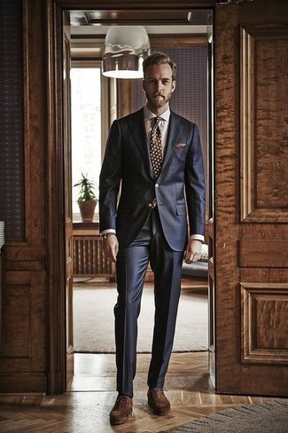 С чем носить темно-коричневый шелковый галстук в 30 лет мужчине в теплую погоду: Темно-синий костюм в сочетании с темно-коричневым шелковым галстуком поможет создать стильный и мужественный лук. Этот лук великолепно завершат коричневые замшевые оксфорды.